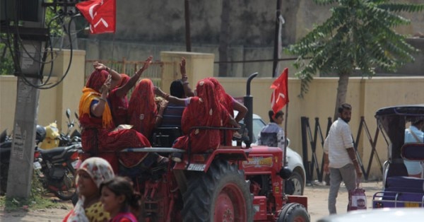 सीकर के महापड़ाव में आई महिलाएं