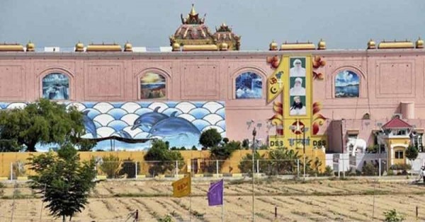 सिरसा स्थित राम रहीम का डेरा.