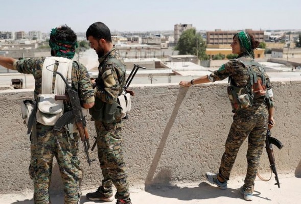 सीरिया में ISIS से सुरक्षा के लिए पहरा देते कुर्दिश फाइटर. (Photo : Reuters)