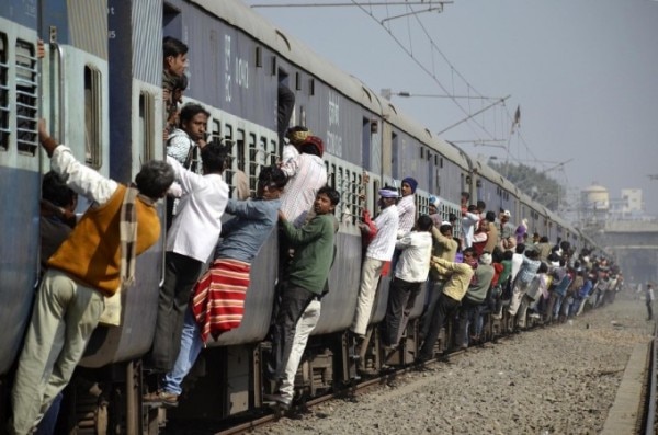 ट्रेन पर ऐसे जाने वाले लोग खबर पढ़के दुखी हो सकते हैं.