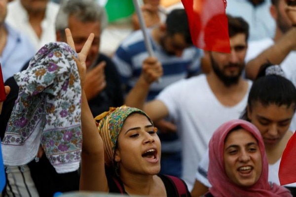 टर्की में कुर्दिश पार्टी के समर्थन में रैली करते कुर्द लोग. (Photo : Reuters)