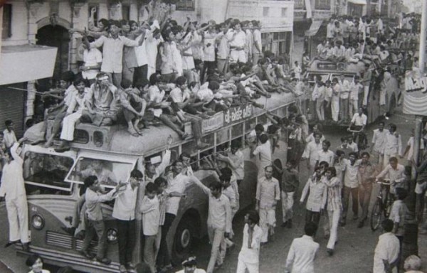 गुजरात नव निर्माण आंदोलन के दौरान प्रदर्शन करते छात्र