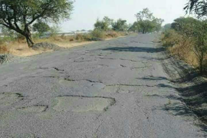 एक वक्त मधुर के कस्बे तक की सड़क ऐसी थी (फोटोःमधुर शर्मा)