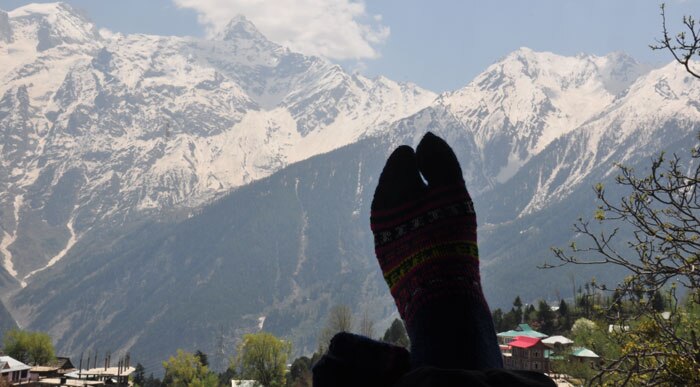 पहाड़ और मैदान में जमीन-आसमान का अंतर है. ठंड के मौसम में पहाड़ों पर लॉजिस्टिक्स संबंधी परेशानियां ज्यादा बढ़ जाती हैं.