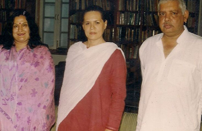 कांग्रेस अध्यक्ष सोनिया गांधी के साथ वाई एस परमार के बेटे और पांच बार कांग्रेस विधायक रह चुके कुश परमार.