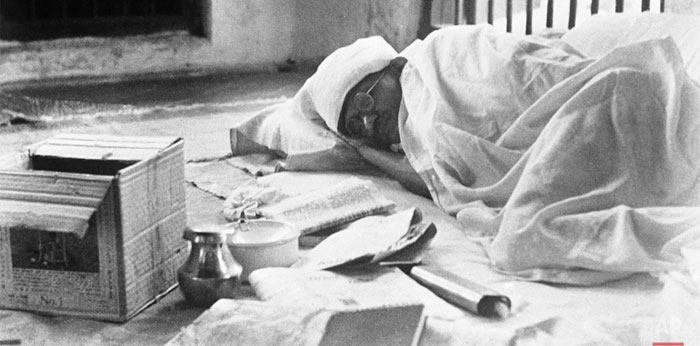 इस तस्वीर में गांधी जेल की अपनी कोठरी के अंदर सो रहे हैं.