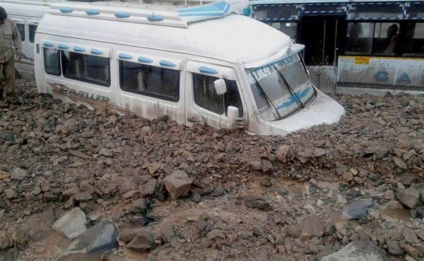 बादल फटने के बाद आई बाढ़ में ढेर सारा मलबा भी बहकर आता है. असल नुकसान इसी से होता है. (फोटोःपीटीआई)