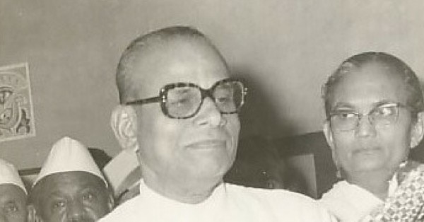 बाबूभाई जशभाई पटेल सोलंकी के ससुर ईश्वरभाई के घनिष्ट मित्र थे.