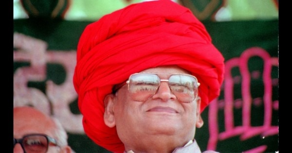 चिमनभाई पटेल ने मौक़ा आने पर बाबूभाई पटेल की पीठ में छूरा भोंक दिया