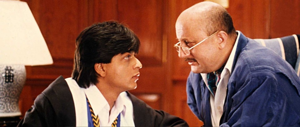 "दिलवाले दुल्हनिया ले जाएंगे" में शाहरुख और अनुपम. (फोटोः यशराज फिल्म्स)