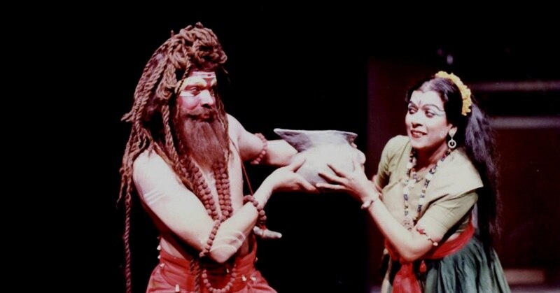 नाटक 'मत्तविलास' के मंचन के दौरान गोविंद नामदेव और उत्तरा बाओकर.