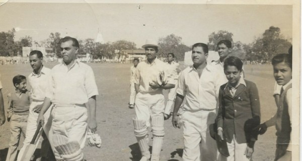 क्रिकेटर वीनू माकड़ के साथ घनश्याम ओझा
