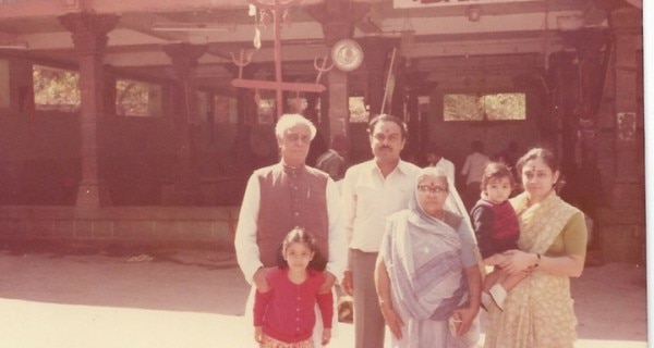 अपने परिवार के साथ घनश्याम ओझा