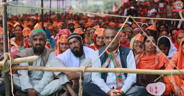 हिमाचल की एक रैली में यूपी के सीएम योगी आदित्यनाथ को सुनने आए लोग