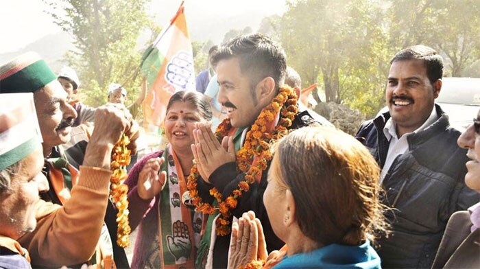 जब विक्रमादित्य के चुनाव लड़ने का ऐलान हुआ, तब न केवल वीरभद्र सिंह, बल्कि कांग्रेस की भी आलोचना हुई. इसे कांग्रेस के अंदर पैठ बना चुके परिवारवाद का एक और अध्याय बताया गया.