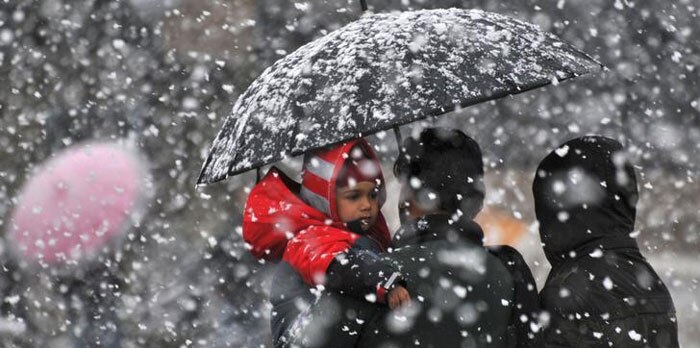 हिमाचल के ऊपरी इलाकों में बर्फबारी से पार्टियों और उम्मीदवारों के लिए परेशानी खड़ी हो गई है.