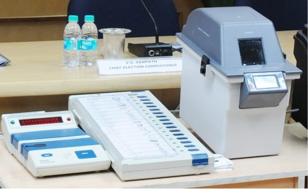 EVM के साथ VVPAT सेट (फोटोःपीआईबी)