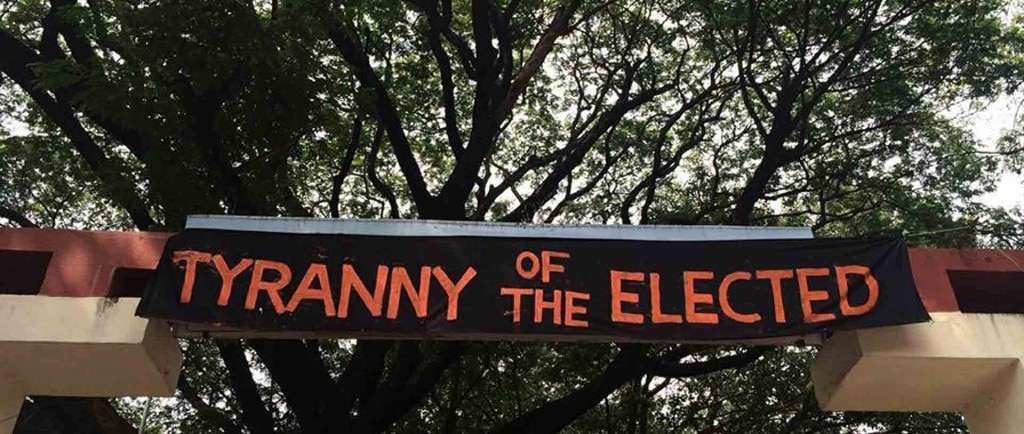 FTII के प्रवेश द्वार पर कभी लगा बैनर - 'चुने हुए की निरंकुशता.' (फोटोः एफटीआईआई विज़्डम ट्री)