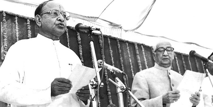 मुख्यमंत्री पद की शपथ लेते हुए शंकर सिंह वाघेला.