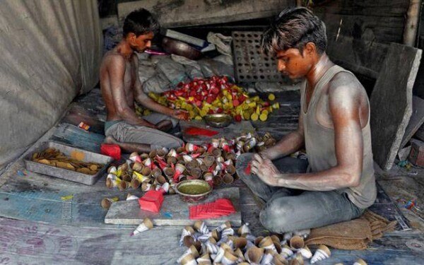पटाखा बिक्री पर 1 नवंबर तक फिलहाल रोक लगी है.