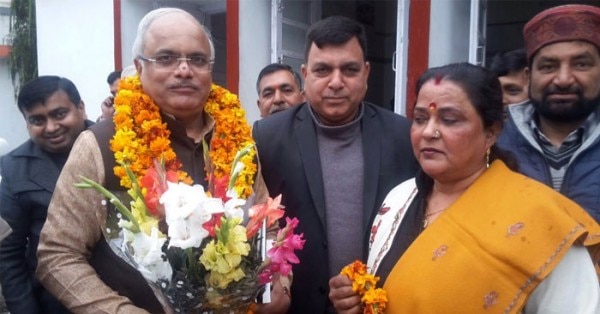 सुरेश चंदेल (बीच में)