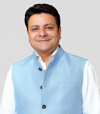 धर्मशाला से हालिया विधायक सुधीर शर्मा हिमाचल कैबिनेट में शहरी विकास मंत्री हैं (फोटोःविकिमीडिया कॉमन्स)