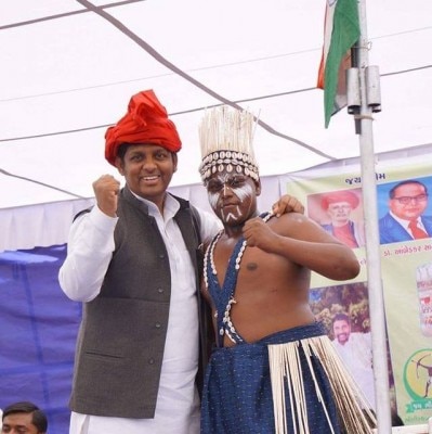 संग्रामसिंह राठवा (बाएं) के टिकट मिलने की घोषणा करने से कांग्रेस में घमासान शुरू हो गया था (फोटोःफेसबुक)