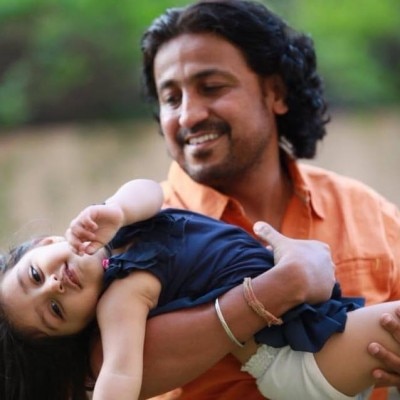 'पीहू' के डायरेक्टर विनोद कापड़ी फिल्म में पीहू का किरदार निभाने वाली बच्ची के साथ