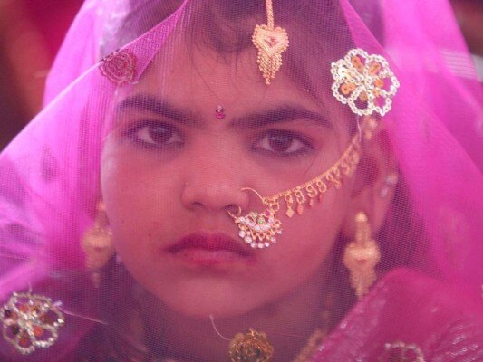 सरानिया समुदाय से एक बालवधु. इस समुदाय में आज भी कई बच्चियां कच्ची उम्र में ब्याह दी जाती हैं. (फोटोःरॉयटर्स)
