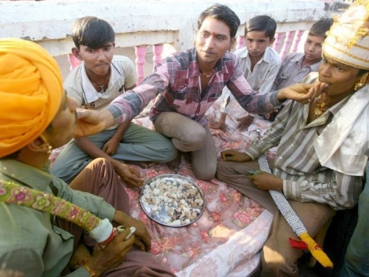 सरानिया समुदाय में उलटे दहेज की प्रथा है. शादी के वक्त लड़के को पैसे देने पड़ते हैं (फोटोःरॉयटर्स)