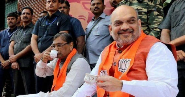 बीजेपी अध्यक्ष अमित शाह 26 नवंबर को अमहदाबाद में मन की बात, चाय के साथ कार्यक्रम में शामिल हुए थे.