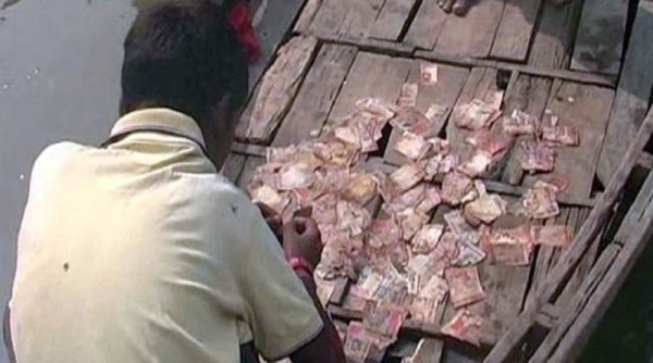 गंगाजी में बोरन में मिले पाव भर नोट.