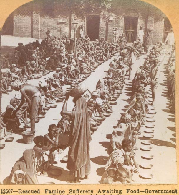 अहमदाबाद में अकाल-पीड़ितों को दी जाती सरकारी मदद. साल 1901. यही वो समय था, जब मालावाड़ा आधिकारिक तौर पर इतिहास में दर्ज हुआ. (फोटोःविकिपीडिया कॉमन्स)