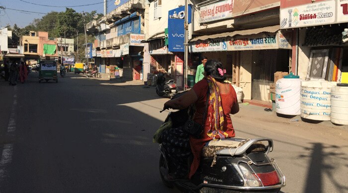 अपनी बेस्ट फ्रेंड के साथ कहीं जा रही हैं आंटी. बेस्ट फ्रेंड ही तो होता है, मैं चलूं तो तू चले टाइप.