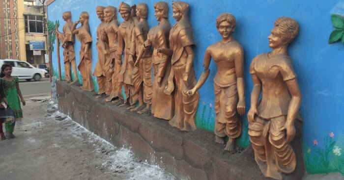 ये लोग हैं क्या? जम गए थे ये लोग? जैसे उन तिलिस्मी कहानियों में होता है. किसी झरने का जादुई पानी पीकर सब पत्थर बन जाते हैं! वैसा ही हुआ क्या इनके साथ? तो क्या फिर कोई राजकुमार आएगा और इन्हें फिर से इंसान बना देगा? पता नहीं. मगर एक बात अच्छी है. पत्थर बनने से पहले भी ये सब साथ थे. एक-दूसरे का हाथ थामे. पत्थर बनने के बाद भी ये साथ हैं. वैसे ही हाथ थामे. गांव में एक घर के बाहर लिखा देखा था- एकता में शक्ति है.