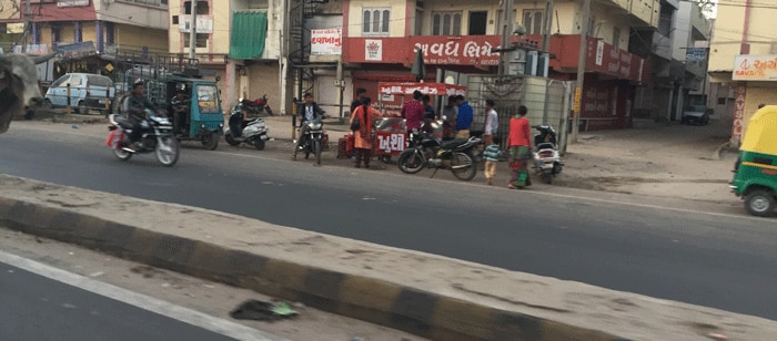 दिखने में उतना ही सामान्य. किसी भी आम शहर की आम सड़क जैसा.