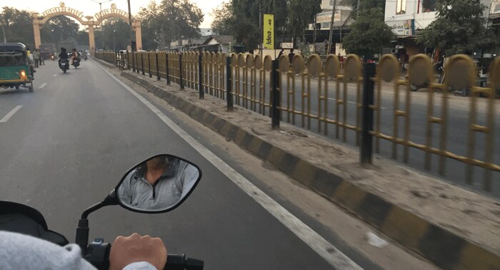मैं न बताऊं कि ये गोधरा की सड़क है, तो शायद आप इसे अपने शहर की ही सड़क समझ बैठेंगे.