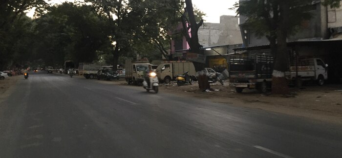गोधरा में कदम रखते ही एक किस्म की दहशत महसूस हुई. लगा, कोई पुरानी बात याद आ गई हो. फिर शहर में घूमकर तलाशता रहा. आंखों को जो मिला, एकदम सामान्य ही मिला.
