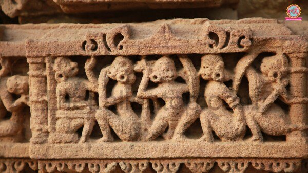 मोढेरा का सूर्य मंदिर के बाहर बनीं इरॉटिक मूर्तियां (फोटो फोटोः अमितेश सिन्हा/दी लल्लनटॉप)