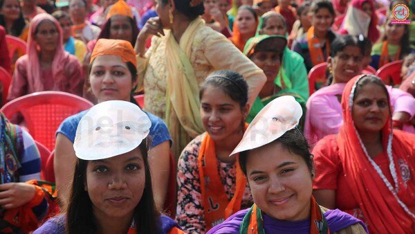 हिमाचल की रैलियों में पुरुषों के मुकाबले महिलाएं भी भारी संख्या में पहुंच रही हैं.
