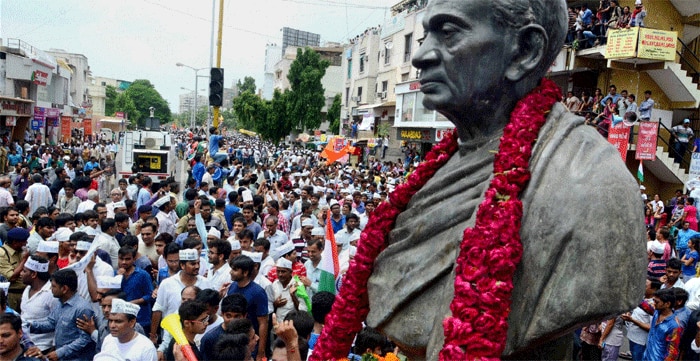 1985-86 में जो पाटीदार समाज आरक्षण का विरोध करने सड़कों पर उतरा था, वो ही पाटीदार 2015 में अपने लिए आरक्षण की मांग करने रोड पर आ गए. ये अहमदाबाद में निकली एक पाटीदार रैली की तस्वीर है.