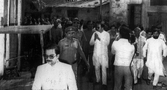 तत्कालीन प्रधानमंत्री राजीव गांधी लोगों से शांति कायम करने अहमदाबाद पहुंचे. मगर इस अपील का कोई असर नहीं हुआ. गुजरात जलता रहा.