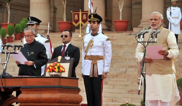 प्रधानमंत्री पद की शपथ लेते हुए नरेंद्र मोदी