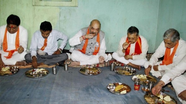 मई 2017 में अमित शाह ने देवलिया में एक राठवा आदिवासी परिवार के घर खाना खाया था. (फोटोःपीटीआई)