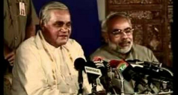 मोदी को मीडिया के सामने 'राजधर्म' का पाठ पढ़ाते वाजपेयी