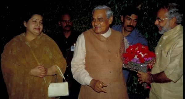2002 में अपने शपथ समारोह में आए वाजपेयी की अगवानी करते मोदी