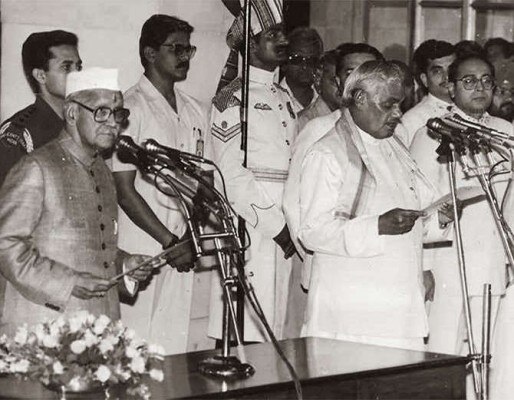 प्रधानमंत्री पद की शपथ लेटे हुए अटल बिहारी वाजपेयी