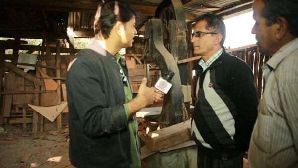 फैक्ट्री के बारे में बताते देशराज. धरमपाल साथ में खड़े हैं