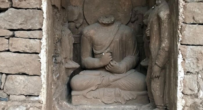 खैबर पख्तूनख्वा का मौहाल बहुत खराब है. यहां इस्लामिक कट्टरपंथ हावी है. मुसलमानों के अलावा किसी को देखना ही नहीं चाहते. मुसलमानों में भी कई फाड़ हैं. बस सुन्नियों की पूछ है, बाकी मुसलमानों को मुसलमान तक नहीं मानते.