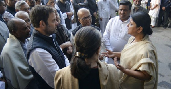 दासमुंशी के देहांत के बाद उनकी पत्नी दीपा के साथ राहुल और सोनिया गांधी